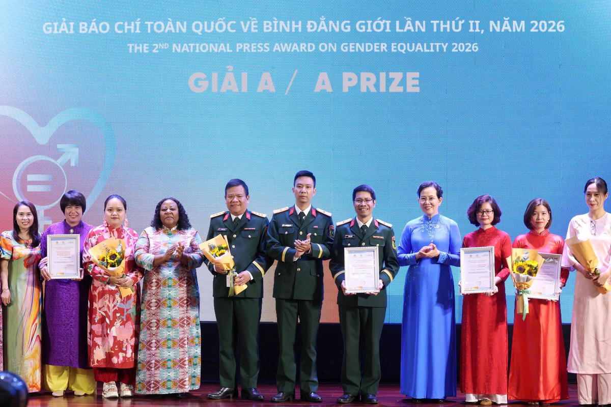 Bà Lê Thị Thủy (thứ 4 từ phải sang), Ủy viên Trung ương Đảng, Phó Chủ tịch Ủy ban Trung ương MTTQ Việt Nam, Chủ tịch Hội LHPN Việt Nam và bà Caroline Nyamayemombe (thứ 4 từ trái sang), Trưởng đại diện UN Women tại Việt Nam, trao Giải A cho các tập thể, cá nhân. Ảnh: PV
