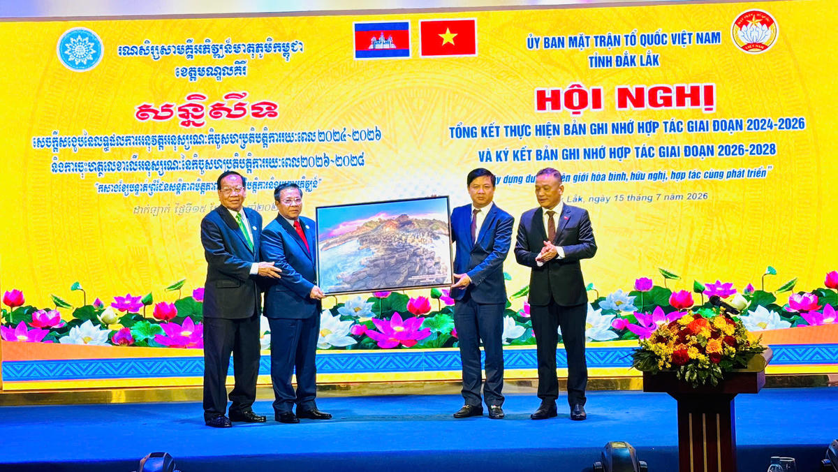 Lãnh đạo Tỉnh ủy và Ủy ban MTTQ Việt Nam tỉnh Đắk Lắk đã trao tặng quà lưu niệm cho Đoàn đại biểu tỉnh Mondulkiri. Ảnh: Thanh Nga.