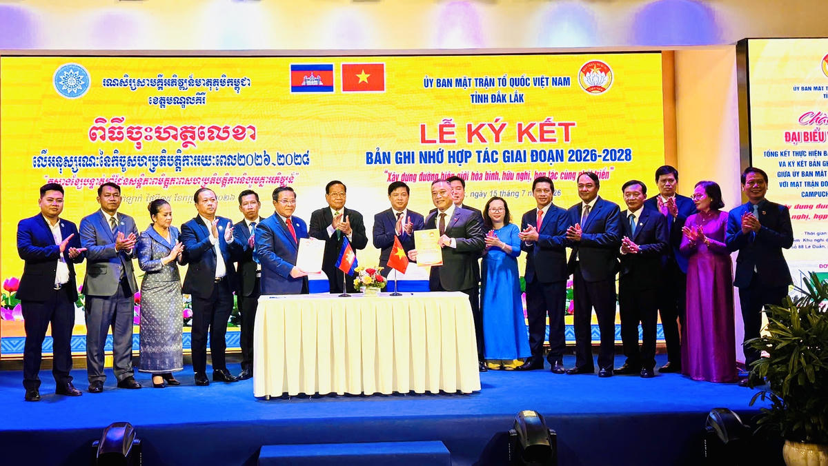 Ủy ban MTTQ Việt Nam tỉnh Đắk Lắk và Mặt trận Đoàn kết Phát triển Tổ quốc Campuchia tỉnh Mondulkiri thực hiện ký kết Bản ghi nhớ hợp tác giai đoạn 2026-2028. Ảnh: Thanh Nga.
