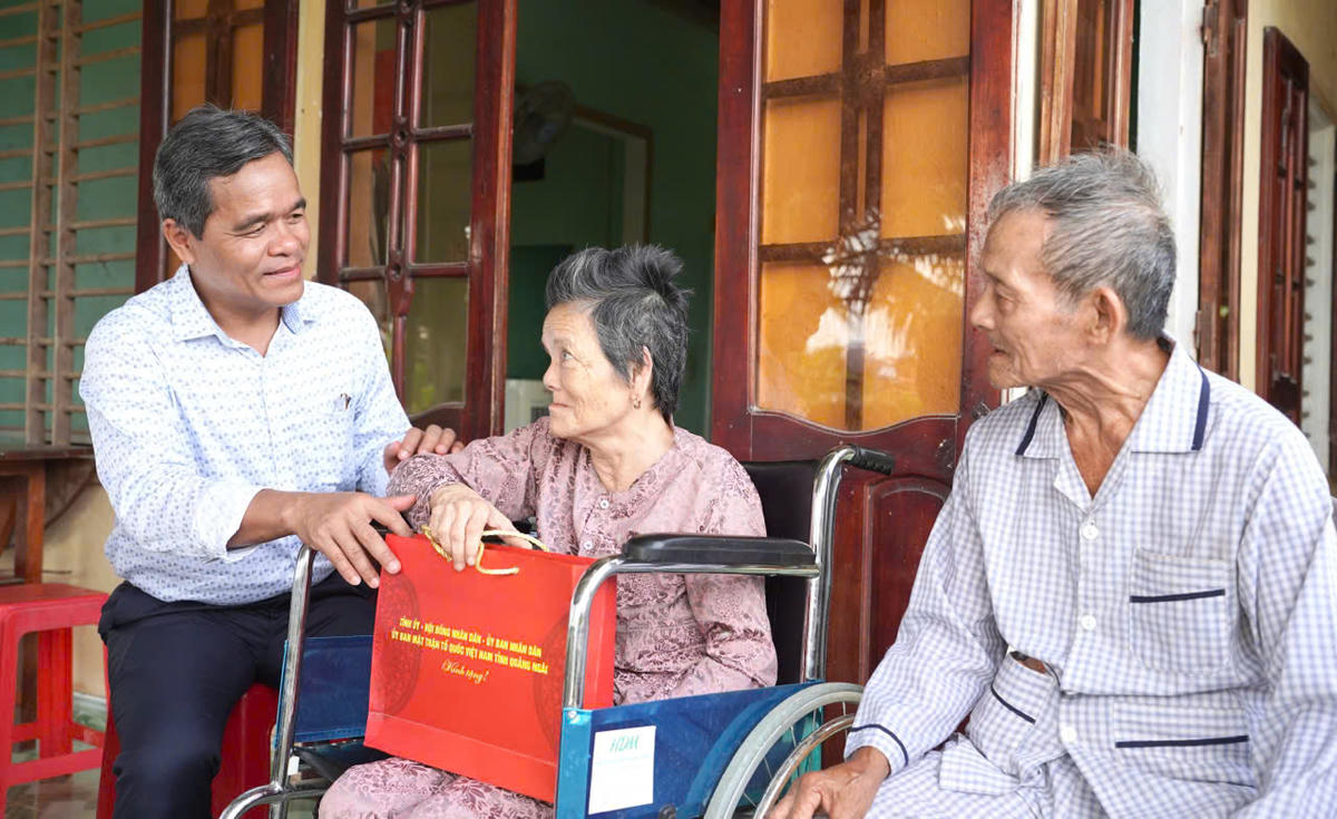 Bí thư Tỉnh ủy Quảng Ngãi Hồ Văn Niên thăm, tặng quà các gia đình chính sách trên địa bàn xã Đông Sơn. Ảnh: CD.