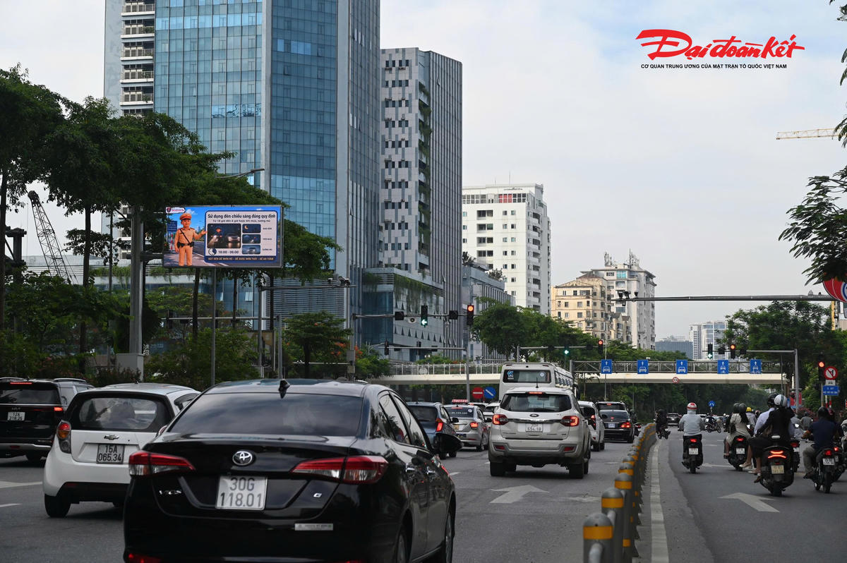 Ghi nhận trong sáng 15/7 tại nút giao Võ Chí Công - Nguyễn Hoàng Tôn, các màn hình LED đã chính thức hoạt động, liên tục hiển thị thông tin giao thông theo thời gian thực, cảnh báo ùn tắc, hướng dẫn phân luồng, gợi ý lộ trình thay thế và các thông điệp tuyên truyền về trật tự, an toàn giao thông. Toàn bộ dữ liệu được cập nhật trực tiếp từ Trung tâm Thông tin chỉ huy của Công an TP Hà Nội, giúp người dân chủ động theo dõi tình hình giao thông và lựa chọn hướng di chuyển phù hợp.