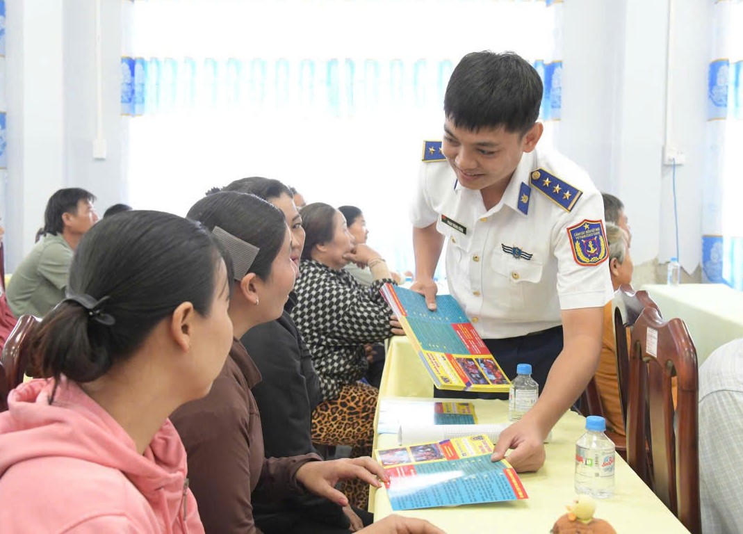 Cảnh sát biển vận động ngư dân không xâm phạm vùng biển nước ngoài