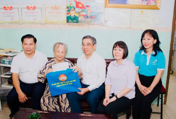Lãnh đạo TP Hồ Chí Minh thăm, chúc thọ các Mẹ Việt Nam anh hùng