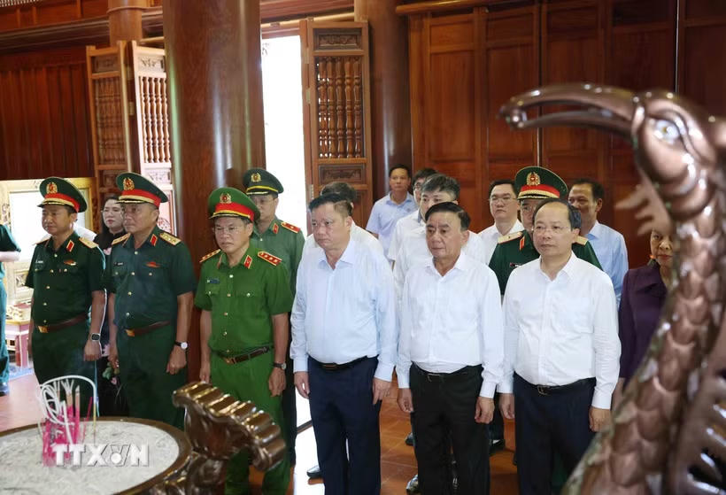 Đồng chí Trần Cẩm Tú, Ủy viên Bộ Chính trị, Thường trực Ban Bí thư và Đoàn công tác Trung ương đến dâng hoa, dâng hương tưởng niệm Chủ tịch Hồ Chí Minh tại Khu di tích quốc gia đặc biệt Kim Liên. (Ảnh: Phương Hoa/TTXVN).