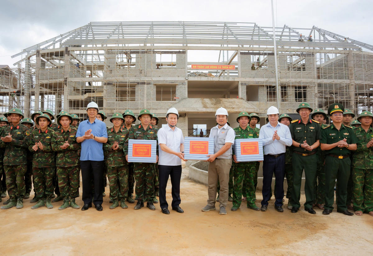 Phó Thủ tướng tặng quà, động viên các lực lượng thi công dự án xây dựng Trường phổ thông nội trú liên cấp. Ảnh: N.M.