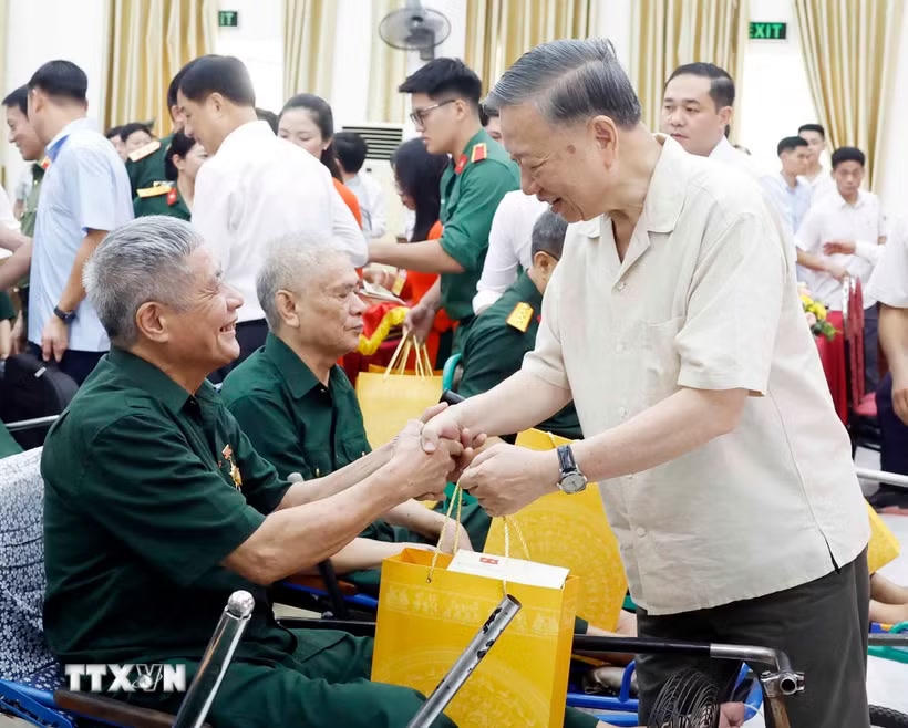 Tổng Bí thư, Chủ tịch nước Tô Lâm thăm hỏi, tặng quà cho các thương binh, bệnh binh. (Ảnh: Thống Nhất/TTXVN).
