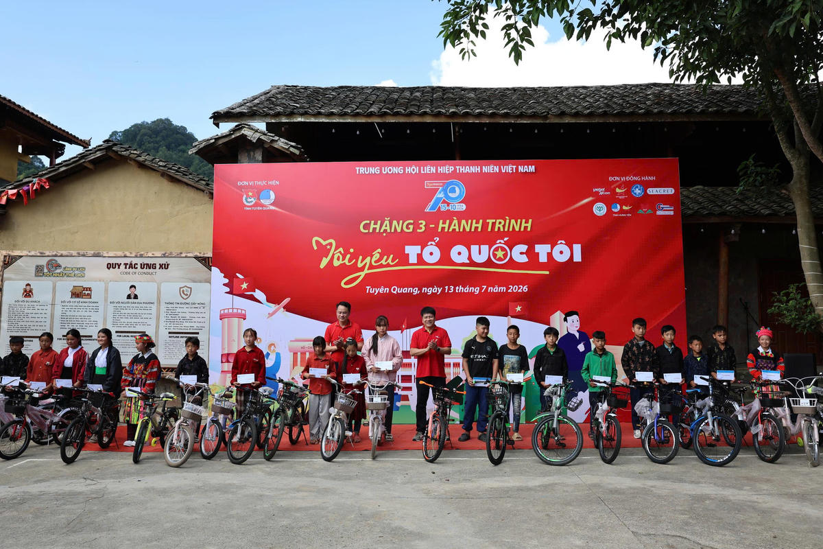 Vietjet đồng hành cùng Trung ương Hội Liên hiệp Thanh niên Việt Nam thăm hỏi, trao quà động viên các gia đình chính sách, người dân và học sinh có hoàn cảnh khó khăn tại địa phương