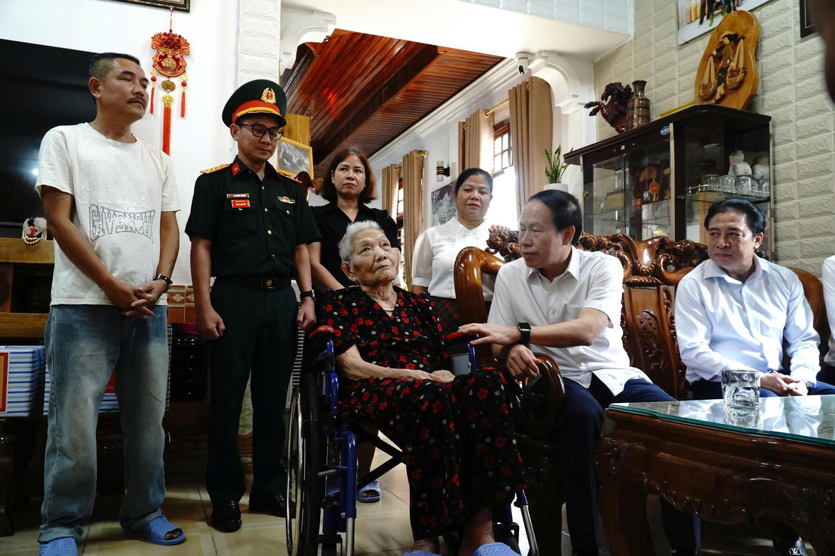 Phó Thủ tướng Lê Tiến Châu đến thăm, tặng quà các gia đình chính sách và Anh hùng Lực lượng vũ trang nhân dân trên địa bàn thành phố Huế. Ảnh: N.M.