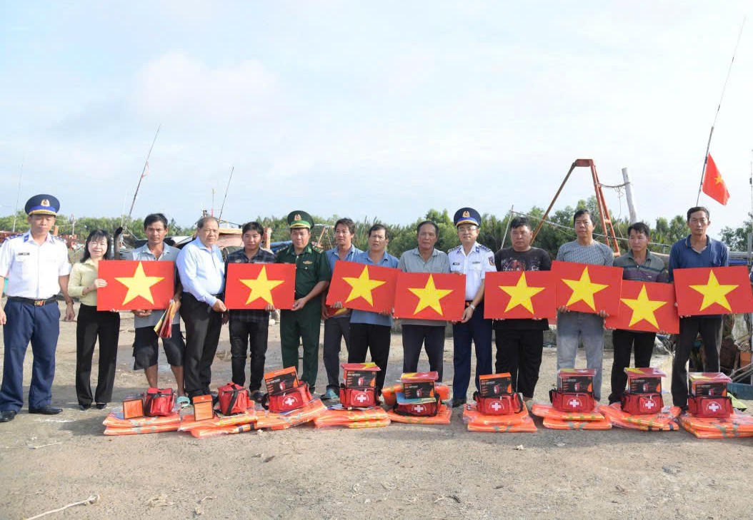 Cảnh sát biển vận động ngư dân không xâm phạm vùng biển nước ngoài