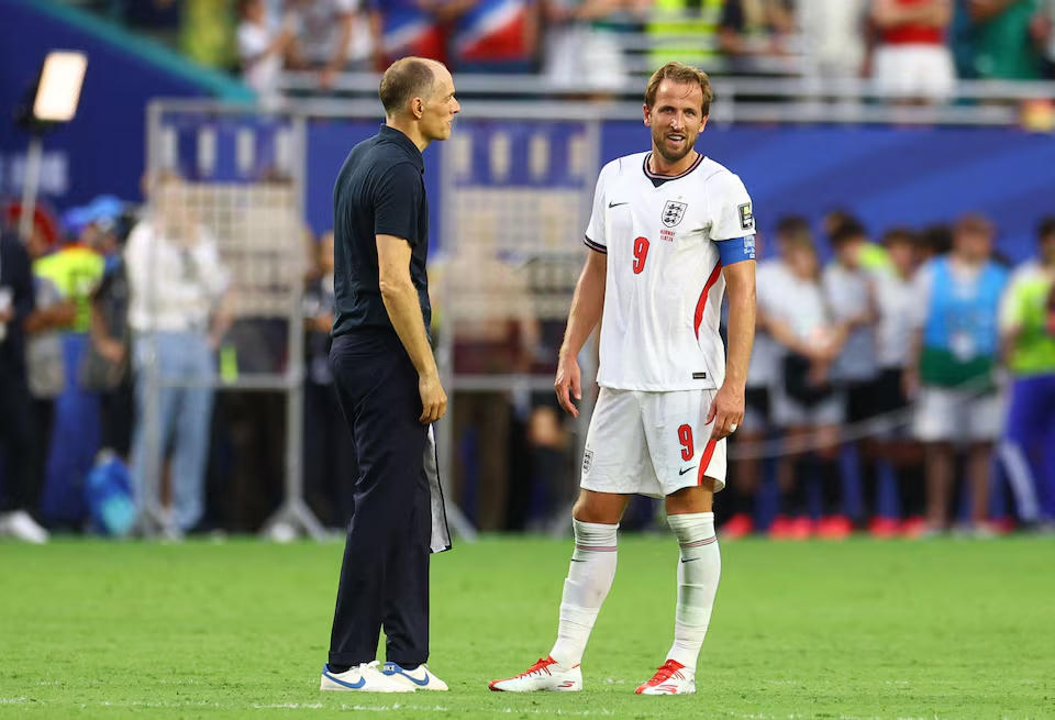 Harry Kane của đội tuyển Anh và huấn luyện viên Thomas Tuchel ăn mừng sau một trận đấu. Nguồn: Reuters.