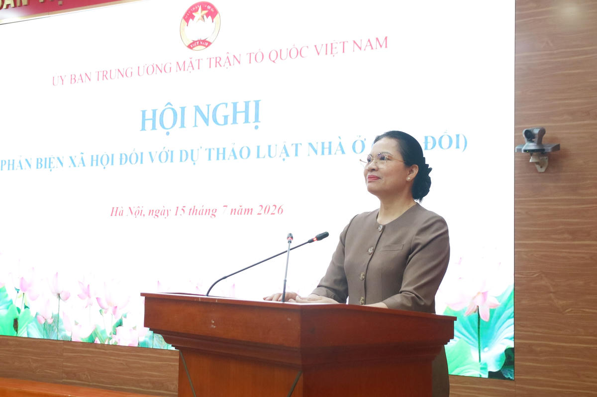 Phó Chủ tịch - Tổng Thư ký UBTƯ MTTQ Việt Nam Hà Thị Nga phát biểu tại Hội nghị.