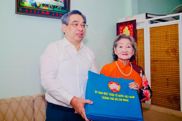 Ông Nguyễn Phước Lộc thăm, tri ân Mẹ Việt Nam Anh hùng Nguyễn Thị Ty. Ảnh: MTTP.