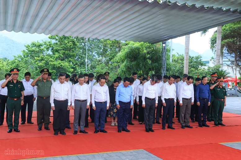 Thủ tướng Lê Minh Hưng dâng hương tại Nghĩa trang liệt sĩ quốc gia Vị Xuyên (Tuyên Quang)- Ảnh 4.