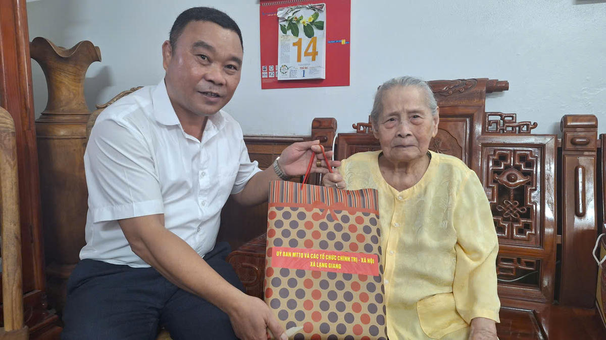 Lãnh đạo xã Lạng Giang, tỉnh Bắc Ninh thăm và tặng quà Mẹ Việt Nam anh hùng Đặng Thị Lý. Ảnh: PV