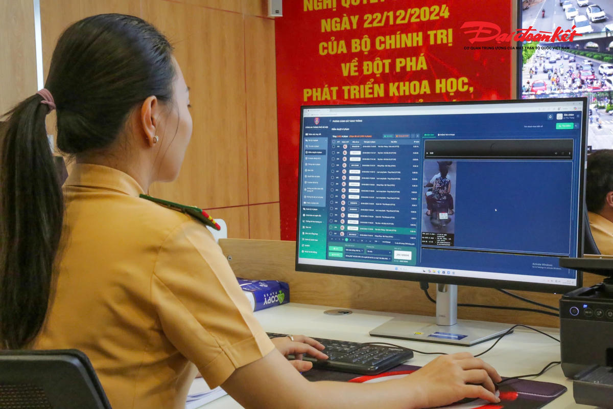 "Đến nay, Công an TP Hà Nội đã đưa vào vận hành gần 5.000 camera AI phục vụ công tác bảo đảm an ninh, trật tự và hỗ trợ xử lý 5 'điểm nghẽn' của thành phố. Chúng tôi khuyến cáo người dân thường xuyên theo dõi các thông tin hiển thị trên hệ thống bảng điện tử, chấp hành hiệu lệnh của lực lượng Cảnh sát giao thông, hệ thống đèn tín hiệu và các quy định của pháp luật khi tham gia giao thông. Sự đồng hành của người dân sẽ góp phần để hệ thống phát huy hiệu quả, xây dựng giao thông an toàn, văn minh và hiện đại", Trung tá Đào Việt Long nhấn mạnh.