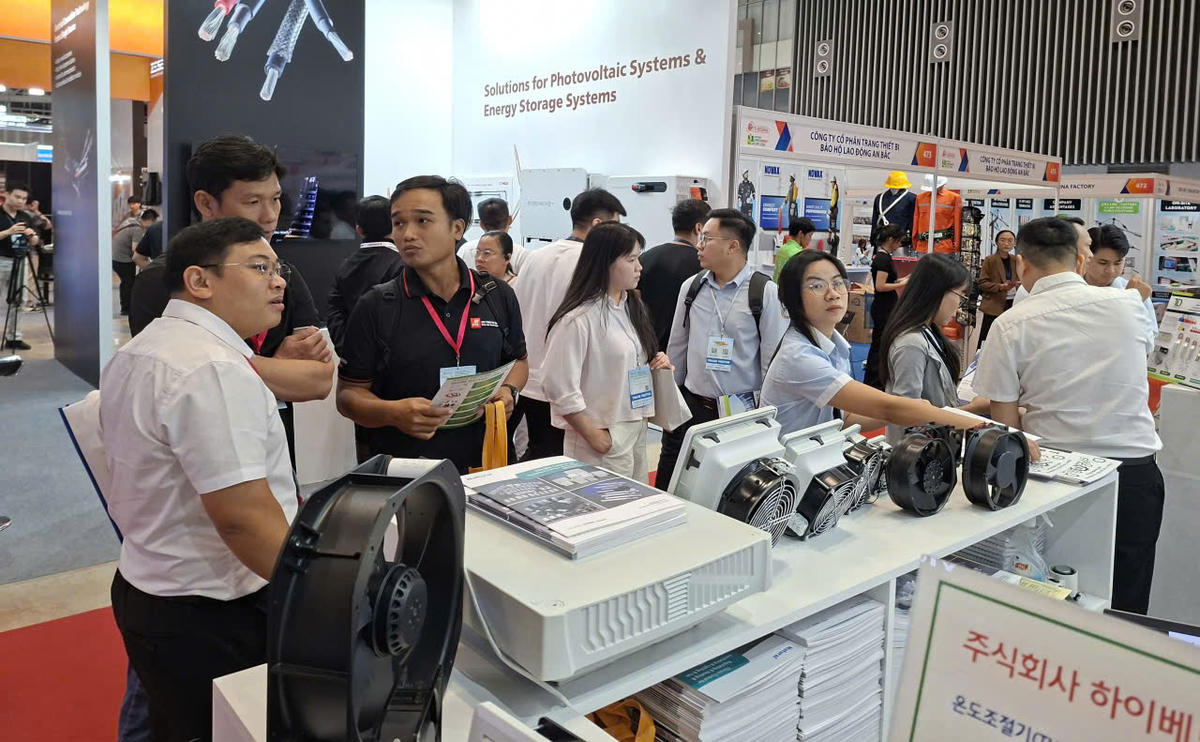 Nhiều sản phẩm tiết kiệm năng lượng, năng lượng xanh được "trình làng" tại triển lãm. Ảnh: S.X
