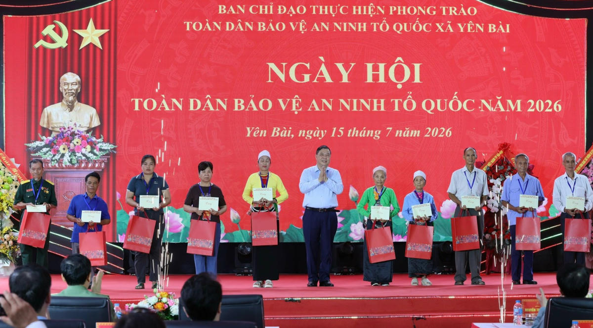 Phó Thủ tướng Thường trực Phạm gia Túc tặng quà các hộ gia đình khó khăn tại xã Yên Bài.