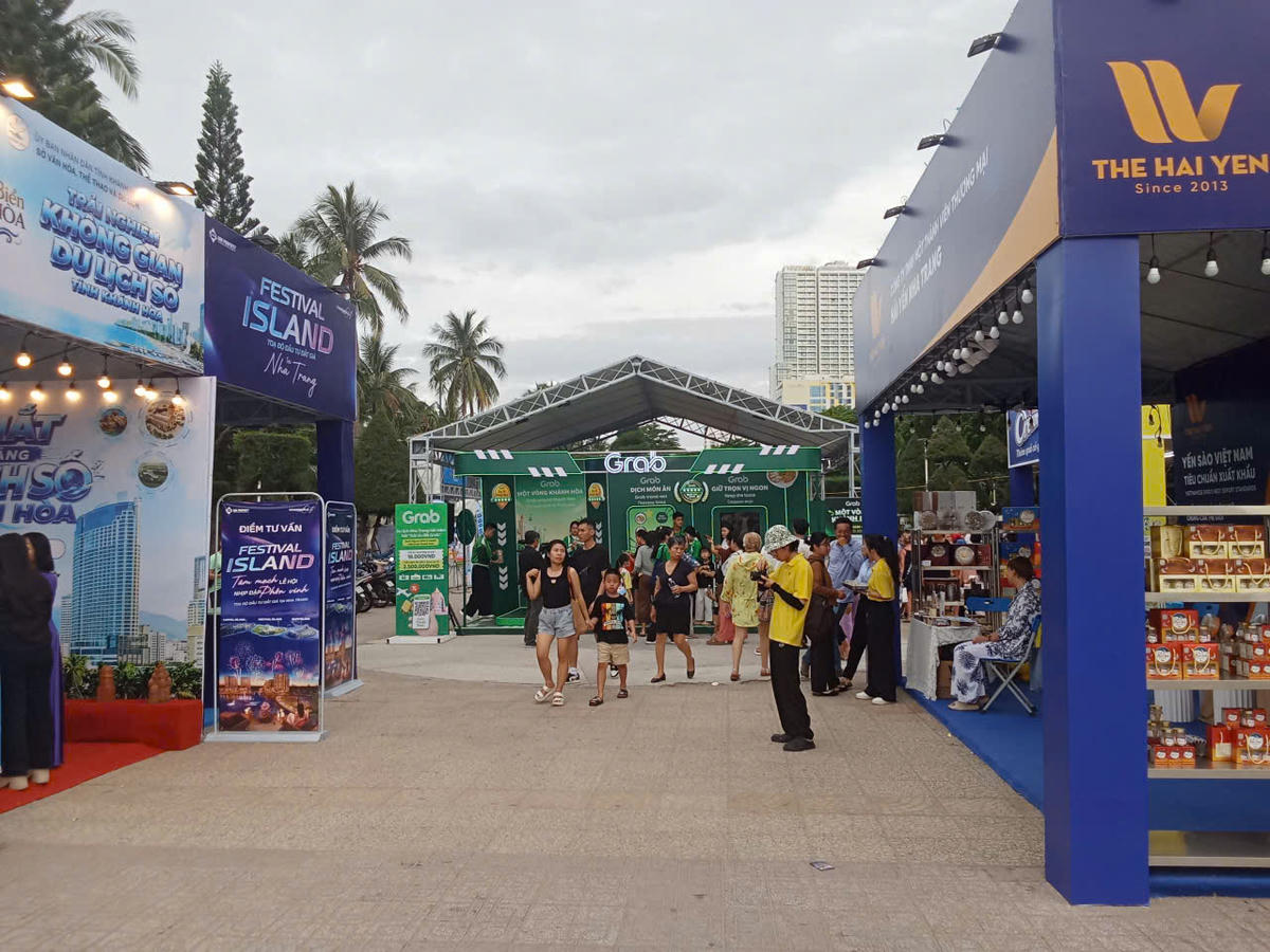 Du khách mua sắm các mặt hàng nông sản và sản phẩm OCOP, trong khuôn khổ Festival Biển Nha Trang - Khánh Hòa 2026.