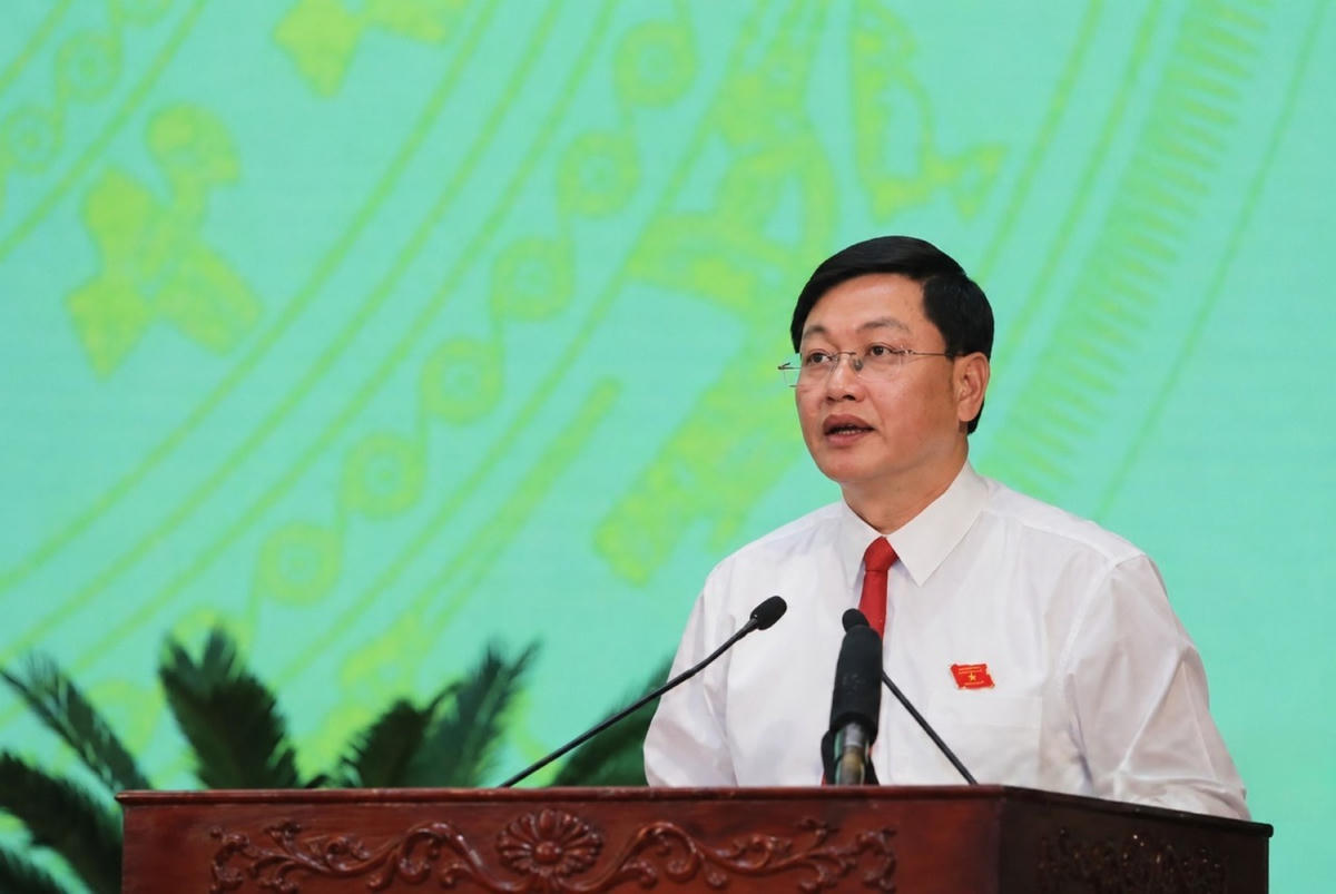 Phó Chủ tịch Thường trực UBND tỉnh Mai Xuân Liêm báo cáo kết quả kinh tế - xã hội 6 tháng đầu năm. Ảnh: Phong Sắc