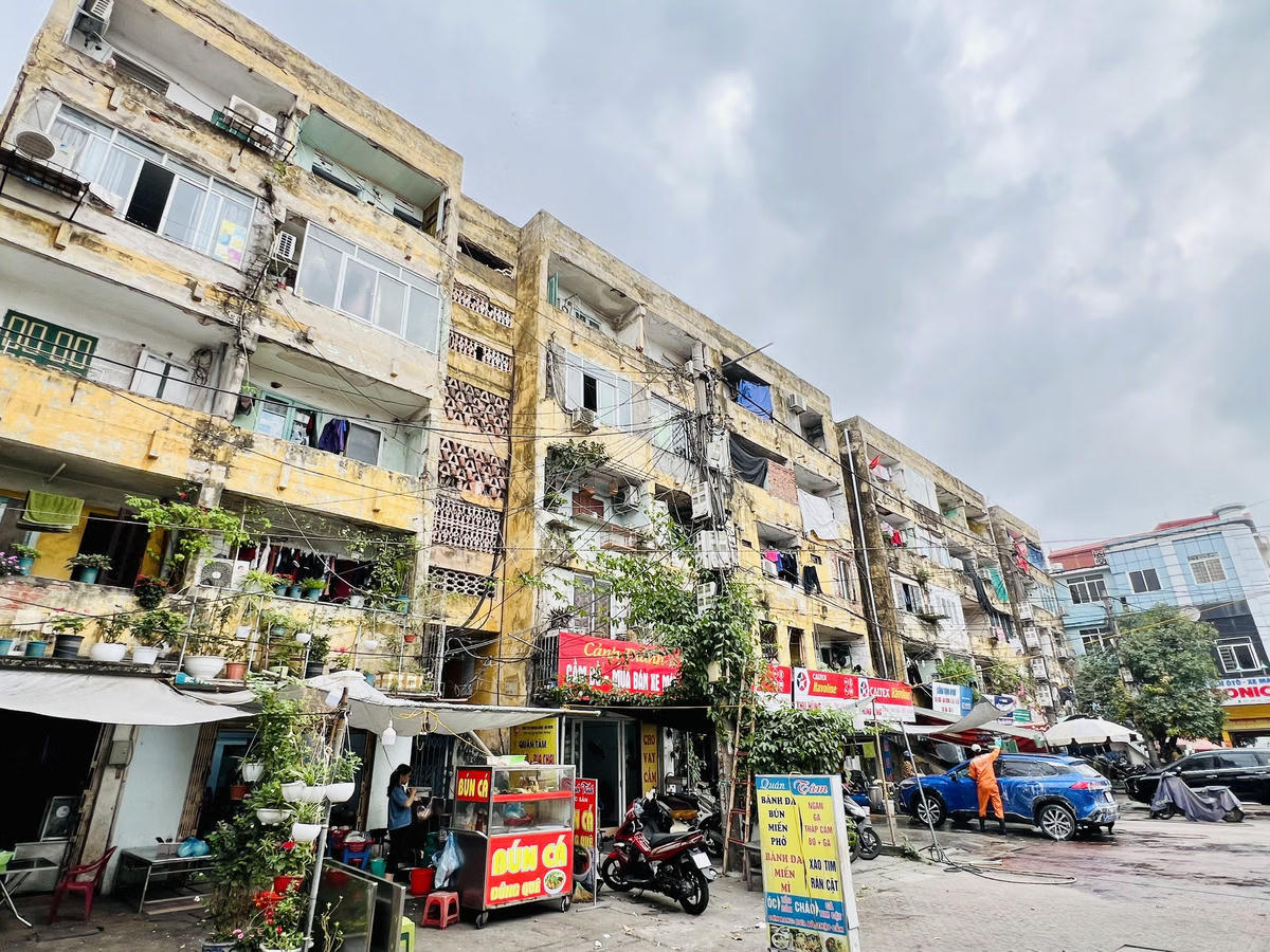 Khu chung cư 5 tầng Tôn Đức Thắng (phường An Biên, TP Hải Phòng) được xây dựng từ năm 1960, xuống cấp trầm trọng. Ảnh: PT