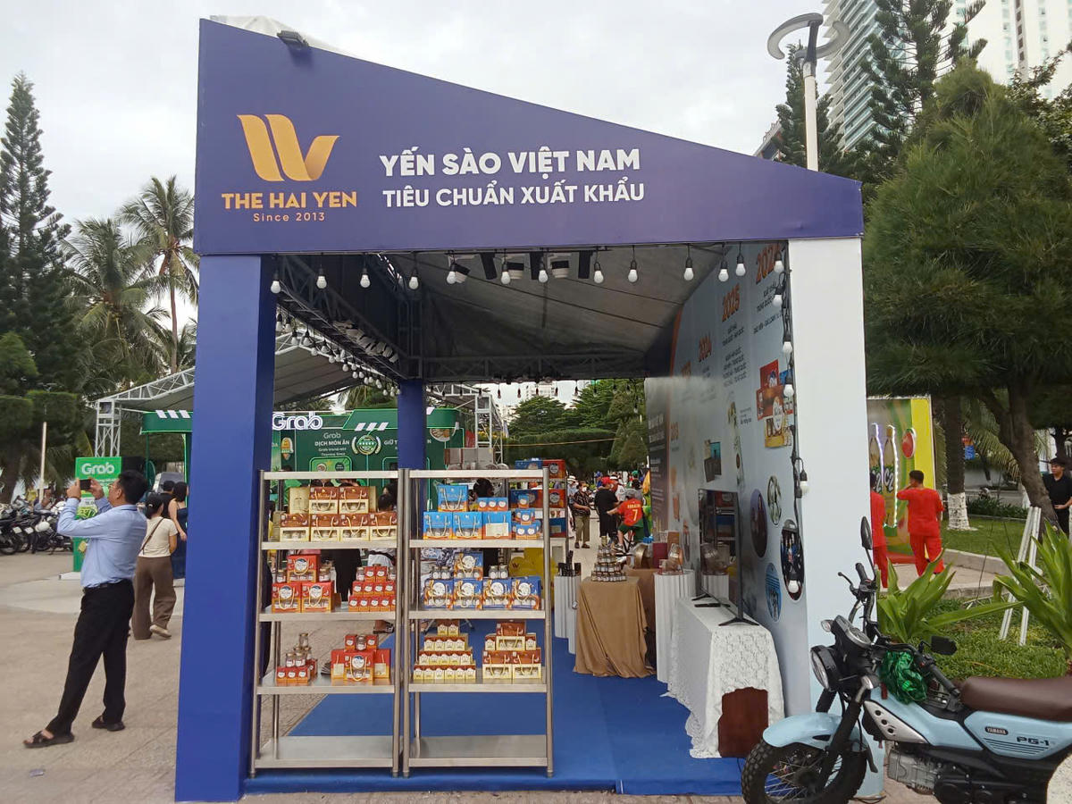 Các gian hàng tại tuần lễ nông sản và sản phẩm OCOP, trong khuôn khổ Festival Biển Nha Trang - Khánh Hòa 2026.