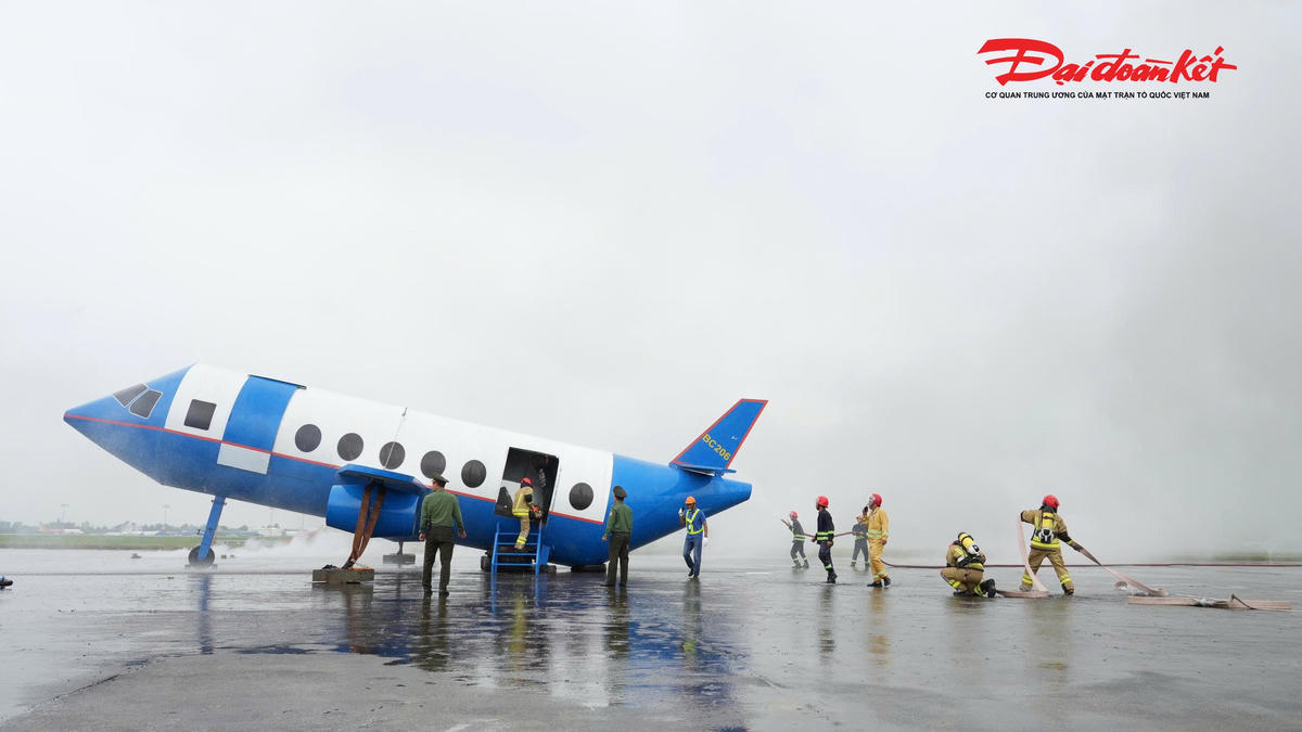 Theo kịch bản giả định, chuyến bay mang số hiệu X123 trên hành trình SIN - HAN sử dụng tàu bay Airbus A321-200 gặp sự cố hệ thống dầu thủy lực khi hạ cánh xuống đường cất hạ cánh 11R/29L lúc 9h40.
