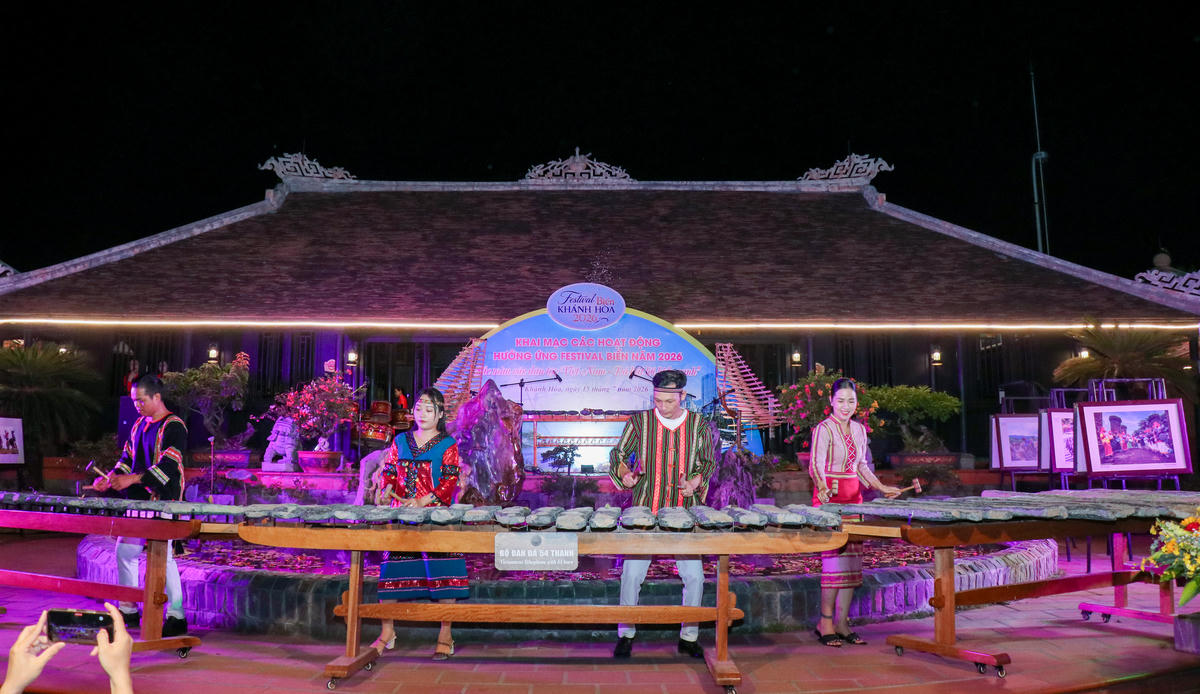 Các nghệ sĩ biểu diễn trên bộ đàn đá 54 thanh.