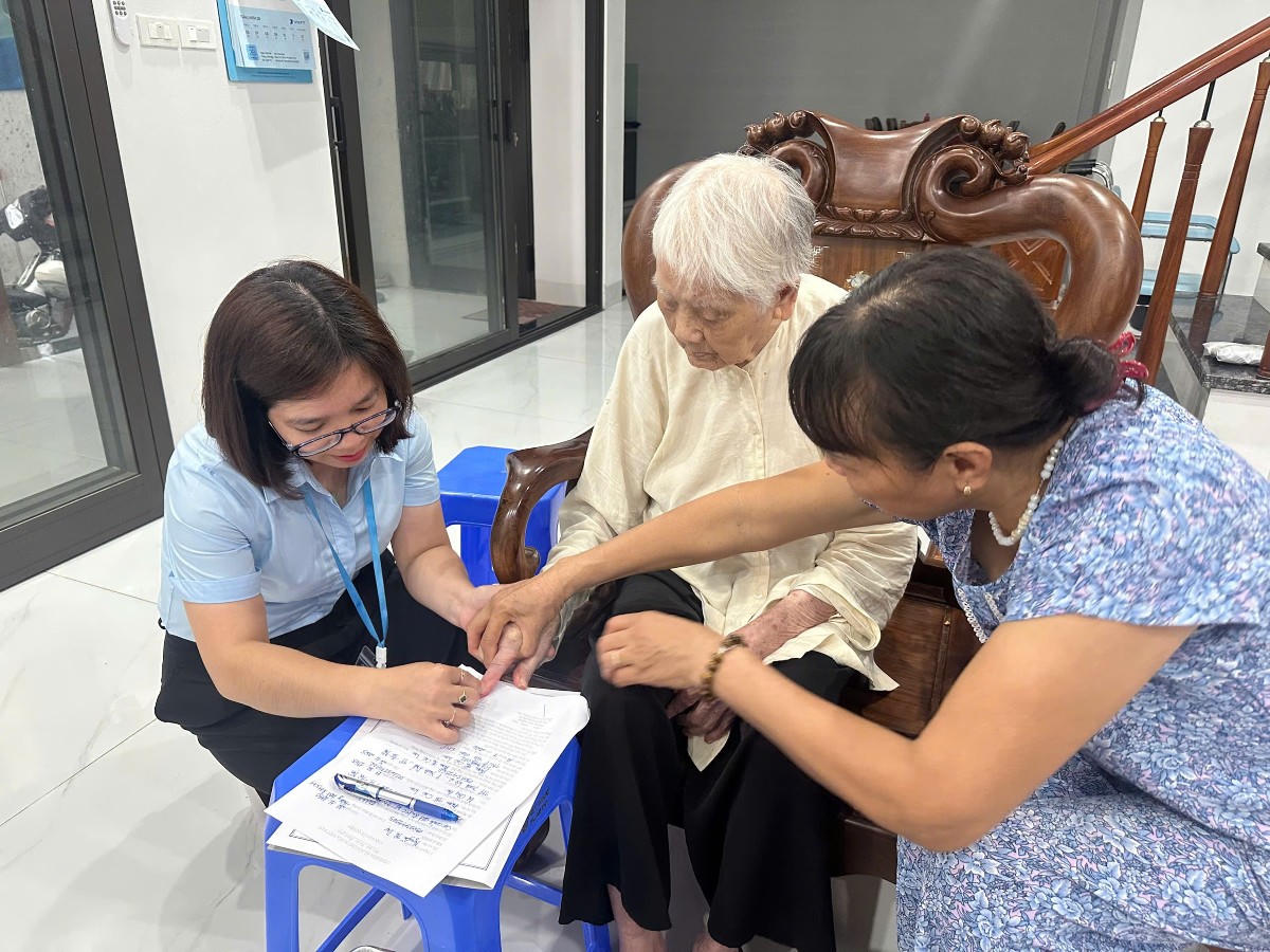 Hà Nội hỗ trợ làm thủ tục ủy quyền nhận lương hưu tại nhà cho người hưởng. Ảnh: Thu Thủy.