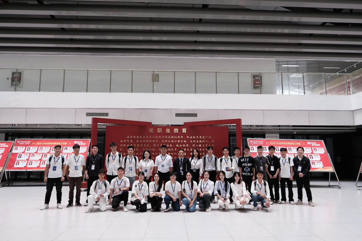 Đoàn cán bộ, sinh viên Trường Đại học Điện lực tham dự Chương trình