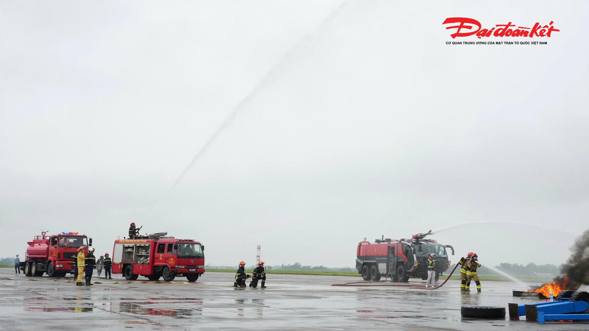 Tiếp đó, Đội Cảnh sát Phòng cháy chữa cháy và Cứu nạn cứu hộ khu vực 22 điều động 12 cán bộ, chiến sĩ cùng 2 xe chữa cháy; Tiểu đoàn căn cứ sân bay Nội Bài huy động 10 cán bộ, chiến sĩ với 2 xe chữa cháy tham gia phối hợp dập lửa.