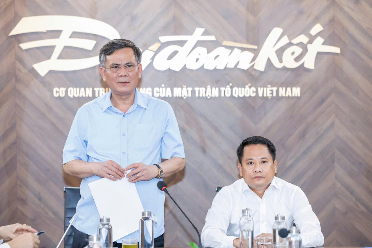 Phó Chủ tịch UBTƯ MTTQ Việt Nam Trần Thắng và Tổng Biên tập Báo Đại đoàn kết Trương Thành Trung. Ảnh: Quang Vinh.