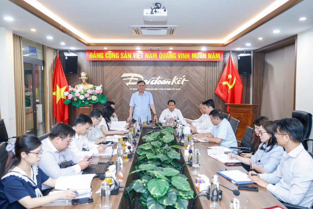 Phó Chủ tịch UBTƯ MTTQ Việt Nam Trần Thắng chủ trì buổi làm việc với Báo Đại đoàn kết. Ảnh: Quang Vinh.