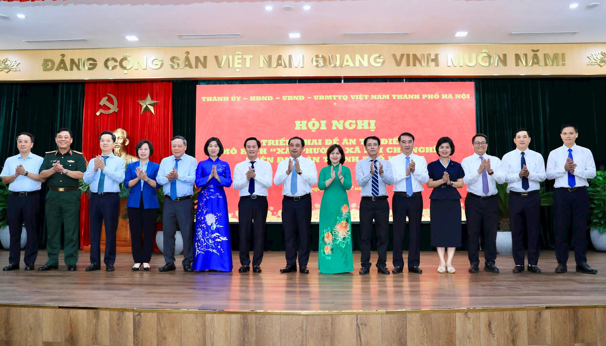 Bí thư Thành ủy Trần Đức Thắng và các đồng chí lãnh đạo thành phố Hà Nội chụp ảnh lưu niệm.