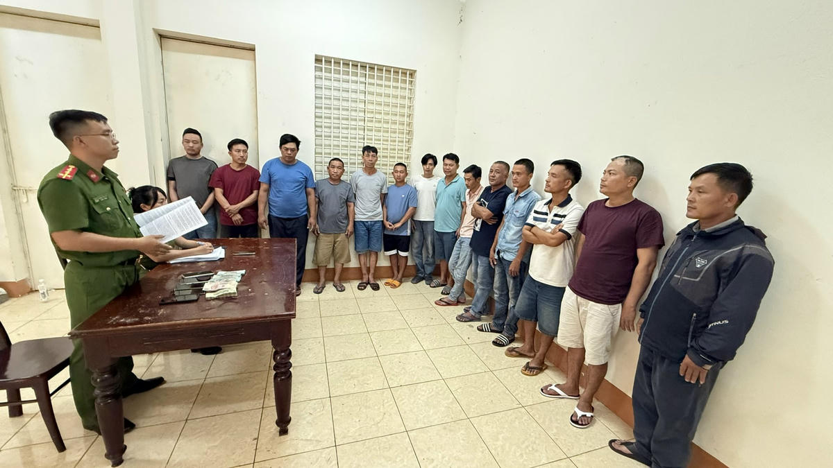 Các đối tượng tại cơ quan điều tra. Ảnh: SĐ.