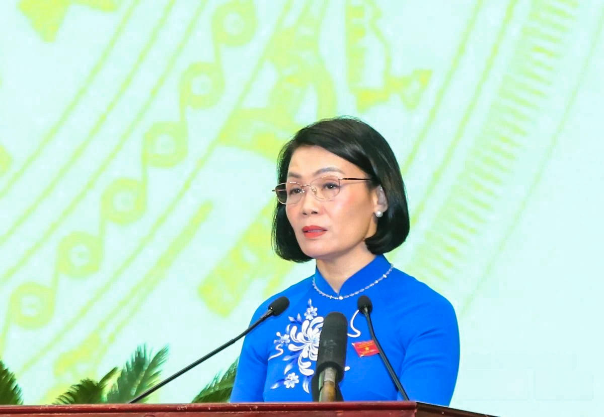 Phó Chủ tịch Thường trực Ủy ban MTTQ tỉnh Đỗ Thị Toán trình bày các ý kiến, kiến nghị của cử tri. Ảnh: Phong Sắc