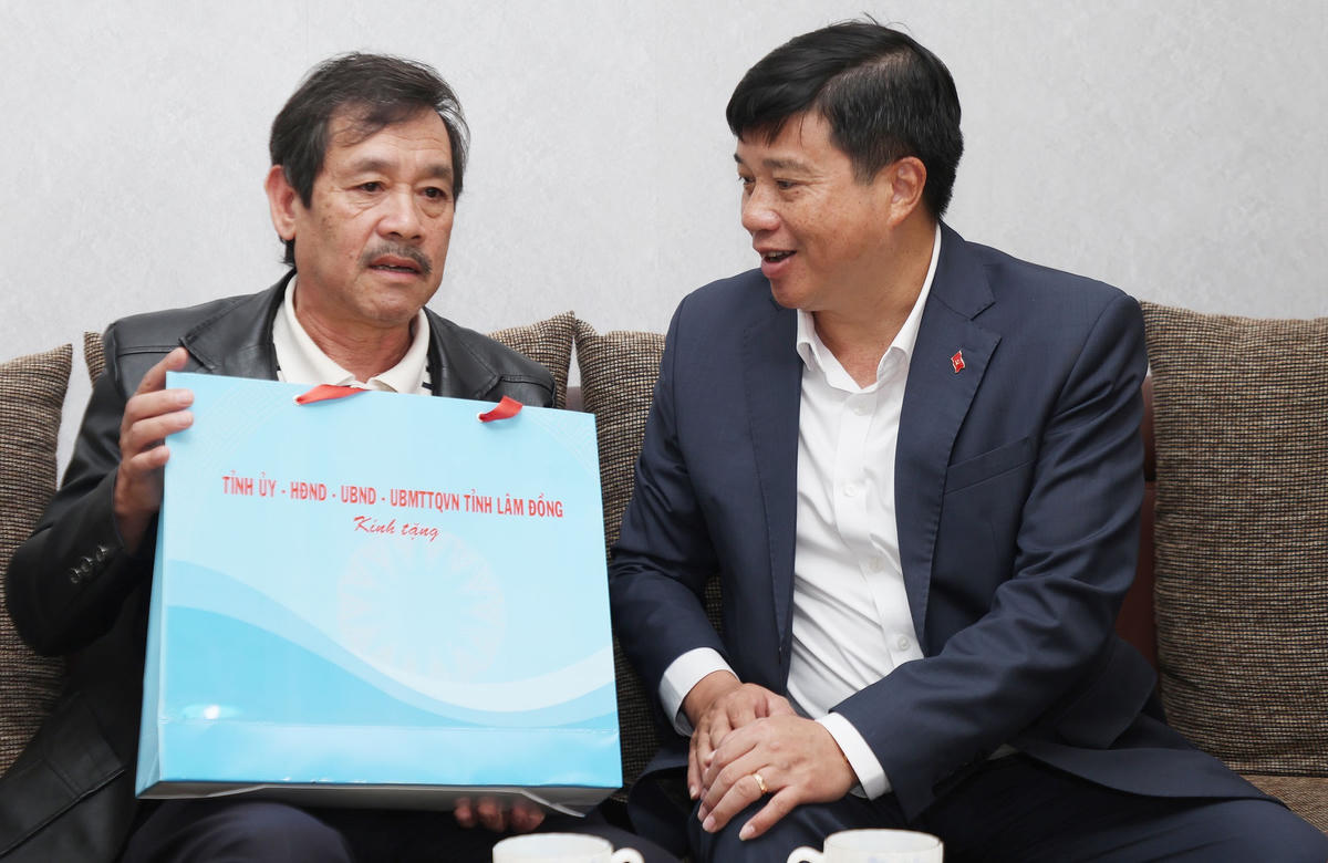 Bí thư Tỉnh ủy Lâm Đồng Y Thanh Hà Niê Kđăm thăm hỏi, tặng quà cho gia đình bệnh binh Phạm Đãi Tĩnh,  phường Cam Ly - Đà Lạt.