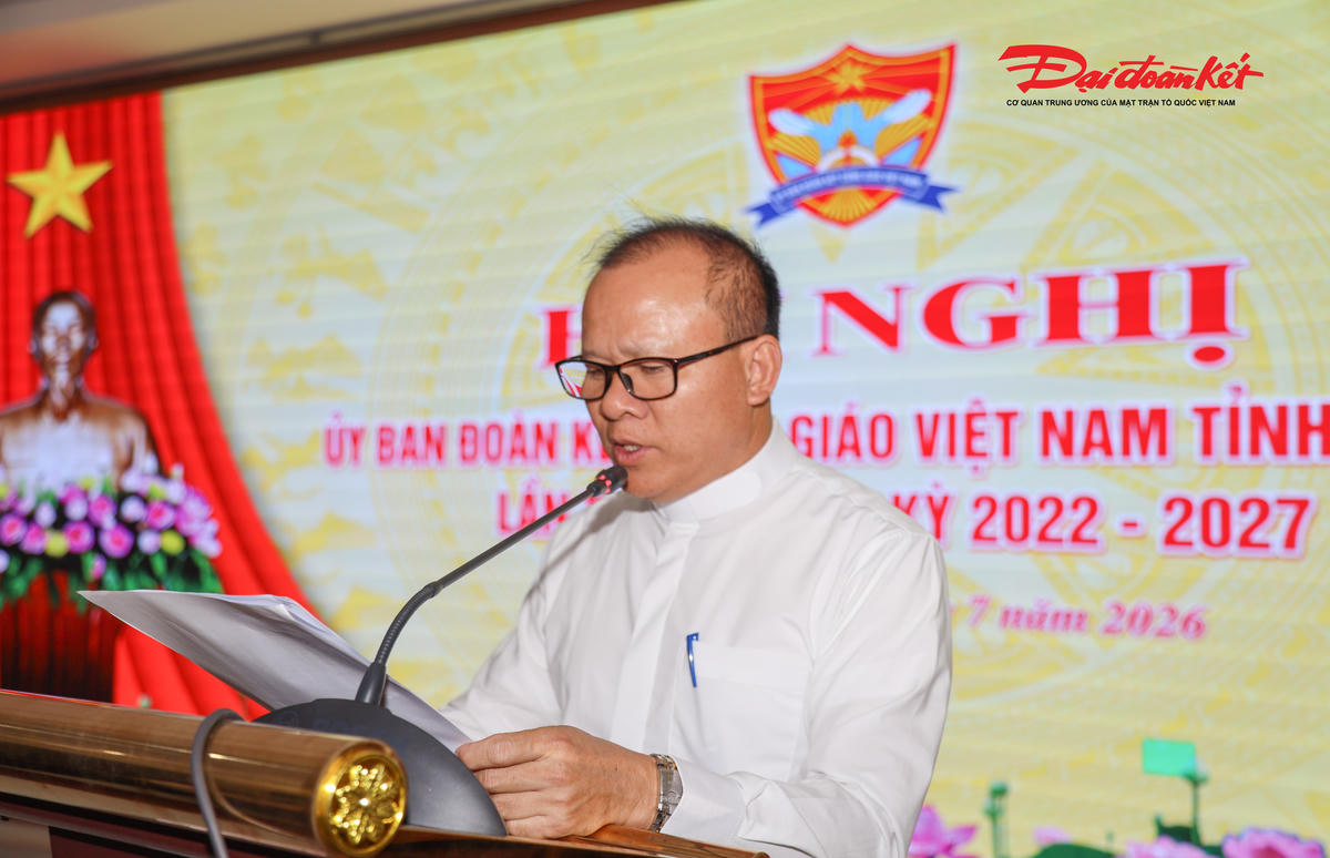 Linh mục Giuse Phan Văn Thắng - Chủ tịch Ủy ban Đoàn kết Công giáo Việt Nam tỉnh Nghệ An phát biểu tại hội nghị. Ảnh: Điền Bắc
