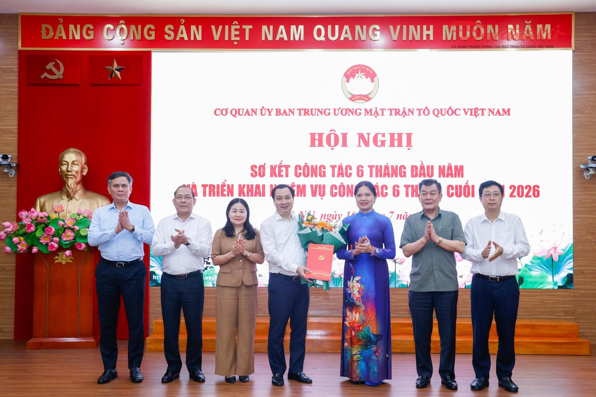 Phó Chủ tịch - Tổng Thư ký Hà Thị Nga và các đại biểu tặng hoa chia tay ông Vũ Văn Tiến - nguyên Trưởng ban Tuyên giáo Cơ quan UBTƯ MTTQ Việt Nam. Ảnh: Quang Vinh.