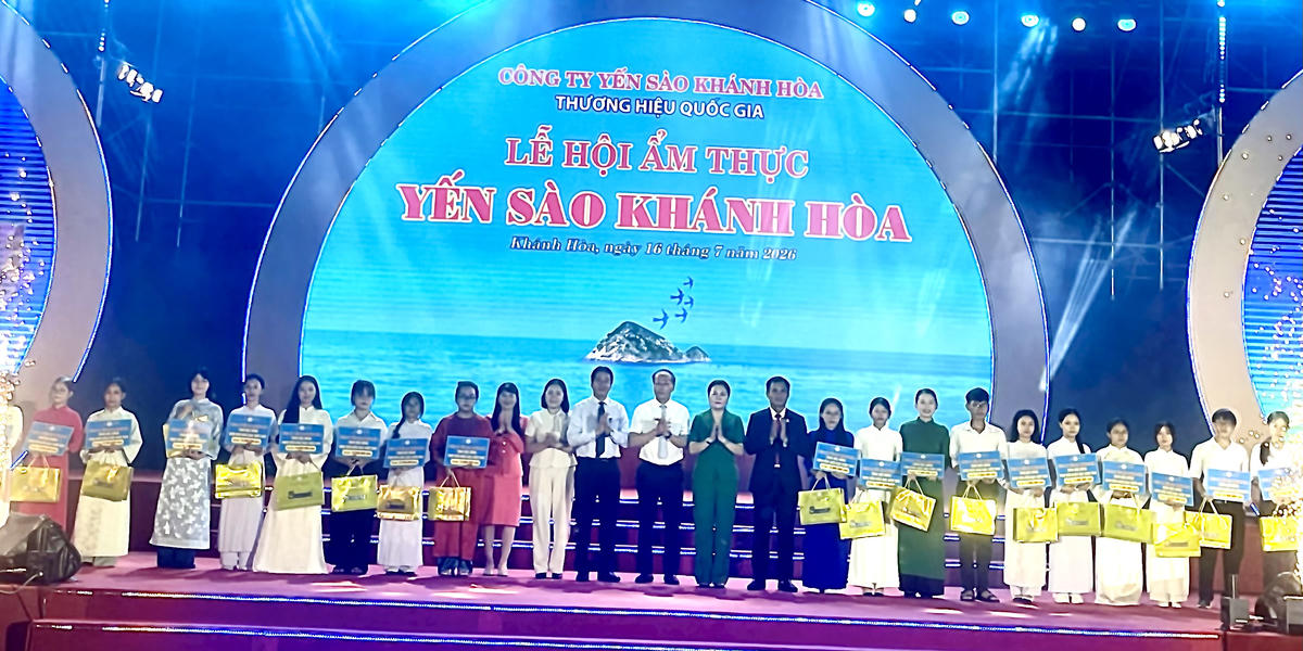 Trao 20 suất học bổng cho sinh viên nghèo vượt khó trên địa bàn tỉnh Khánh Hòa ảnh Thùy Trang