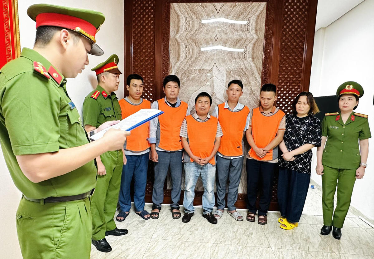 Công an đọc lệnh khởi tố đối với 6 bị can. Ảnh: CATH