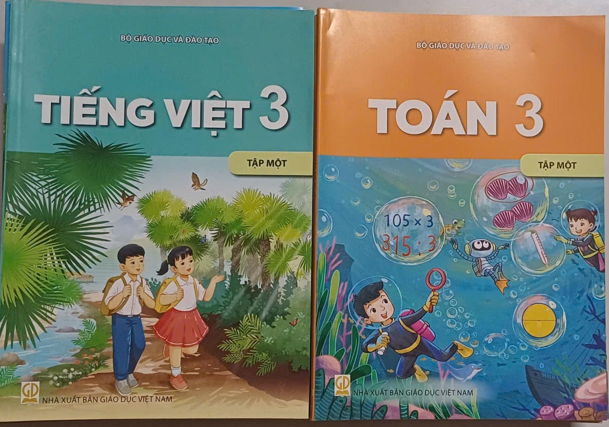 Từ năm học 2026-2027, thành phố Huế sẽ cấp phát miễn phí sách giáo khoa cho tất cả học sinh từ lớp 1 đến lớp 12. Ảnh: N.Q.