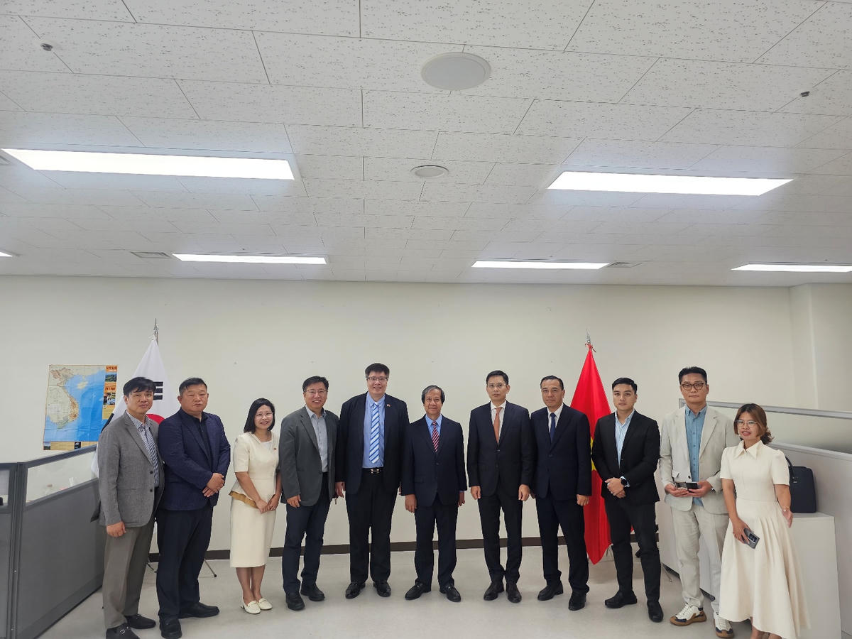 Các đại biểu của Đoàn Ban Chính sách và Chiến lược Trung ương chụp ảnh lưu niệm với Ban lãnh đạo Hiệp hội VKBIA