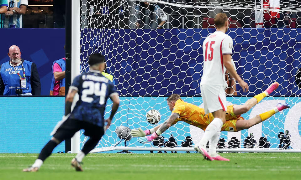Enzo Fernandez của Argentina ghi bàn thắng đầu tiên vào lưới thủ môn Jordan Pickford của Anh. Nguồn: Reuters.