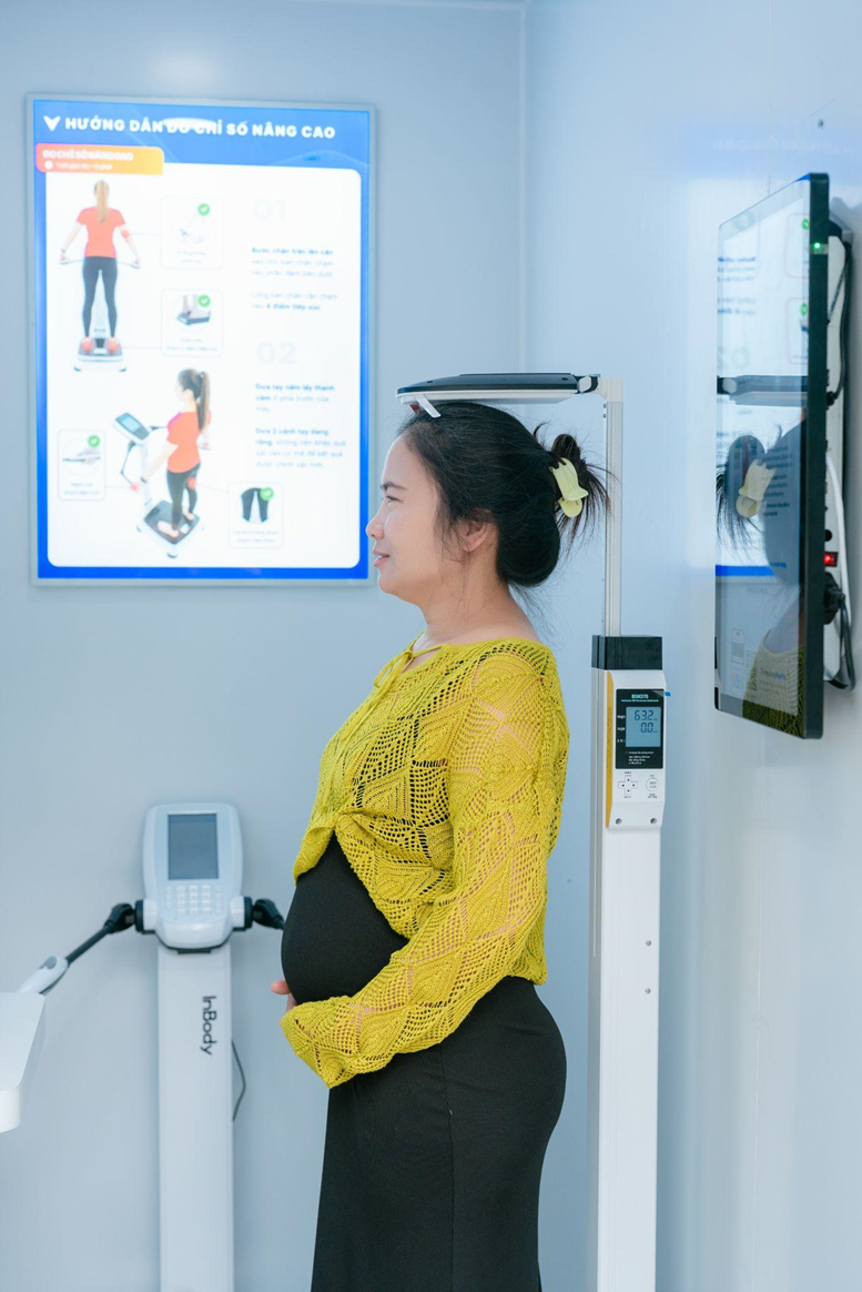 Là điểm chạm “gần dân, sát dân”, hoạt động ngày đêm, Trạm Công dân số đang phát huy vai trò điểm tựa sức khỏe an tâm, tin cậy trong cộng đồng. Ảnh: H.Khánh.