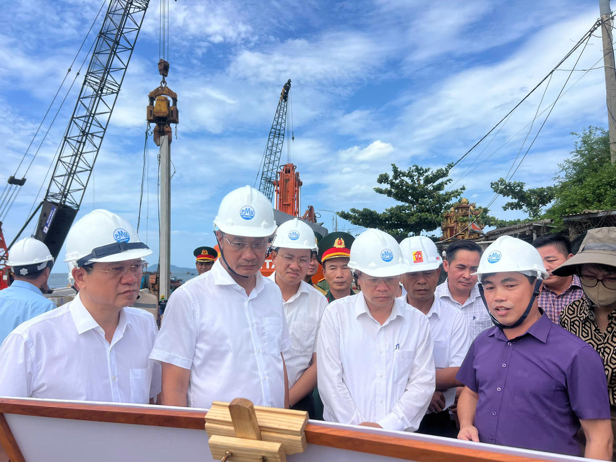 Ông Lê Ngọc Quang, (bên trái, thứ 2), Bí thư Thành Ủy Đà Nẵng và ông Nguyễn Mạnh Hùng, (bên phải, áo trắng) kiểm tra Dự án kè An Lương. Ảnh: CĐ.