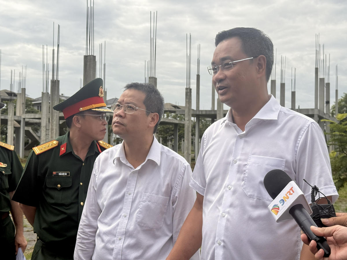 Bí thư Thành ủy Lê Ngọc Quang, Chủ tịch UBND TP Đà Nẵng Nguyễn Mạnh Hùng khảo sát các dự án. Ảnh: Nguyễn Tú.