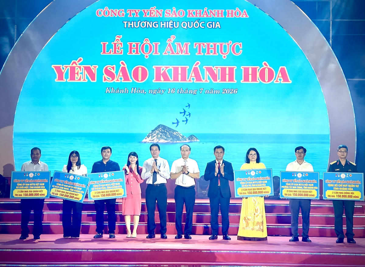 Công ty Yến sào Khánh Hòa trao 12 căn nhà Đại đoàn kết cho các hộ nghèo trên địa bàn tỉnh ảnh Thùy Trang