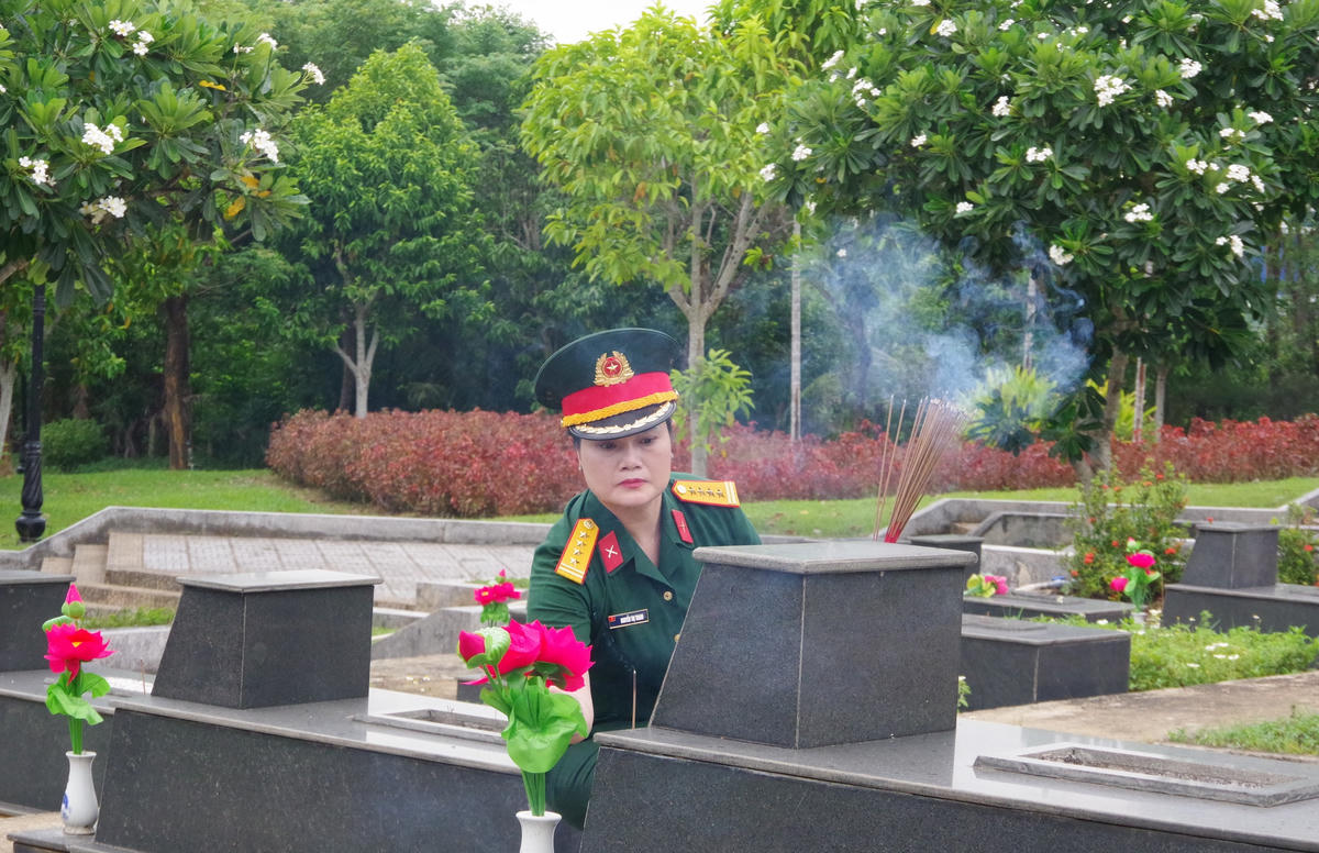Phụ nữ quân đôi dâng hương tại mộ các Anh hùng liệt sĩ, TP Đà Nẵng. Ảnh: QK.