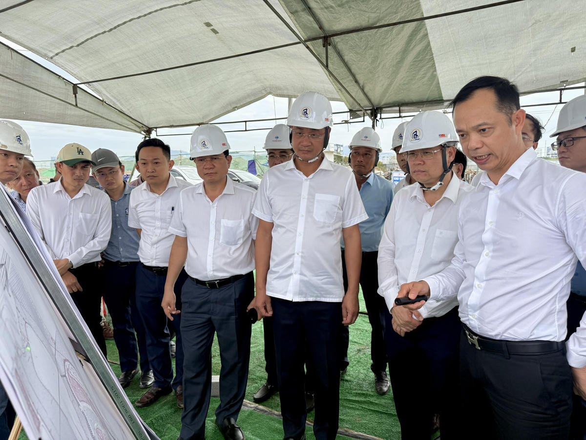 Ông Nguyễn Văn Bình, Chủ tịch Sun Group vùng miền Trung báo cáo lãnh đạo TP Đà Nẵng về dự án Da Nang Downtown. Ảnh: Nguyễn Tú.