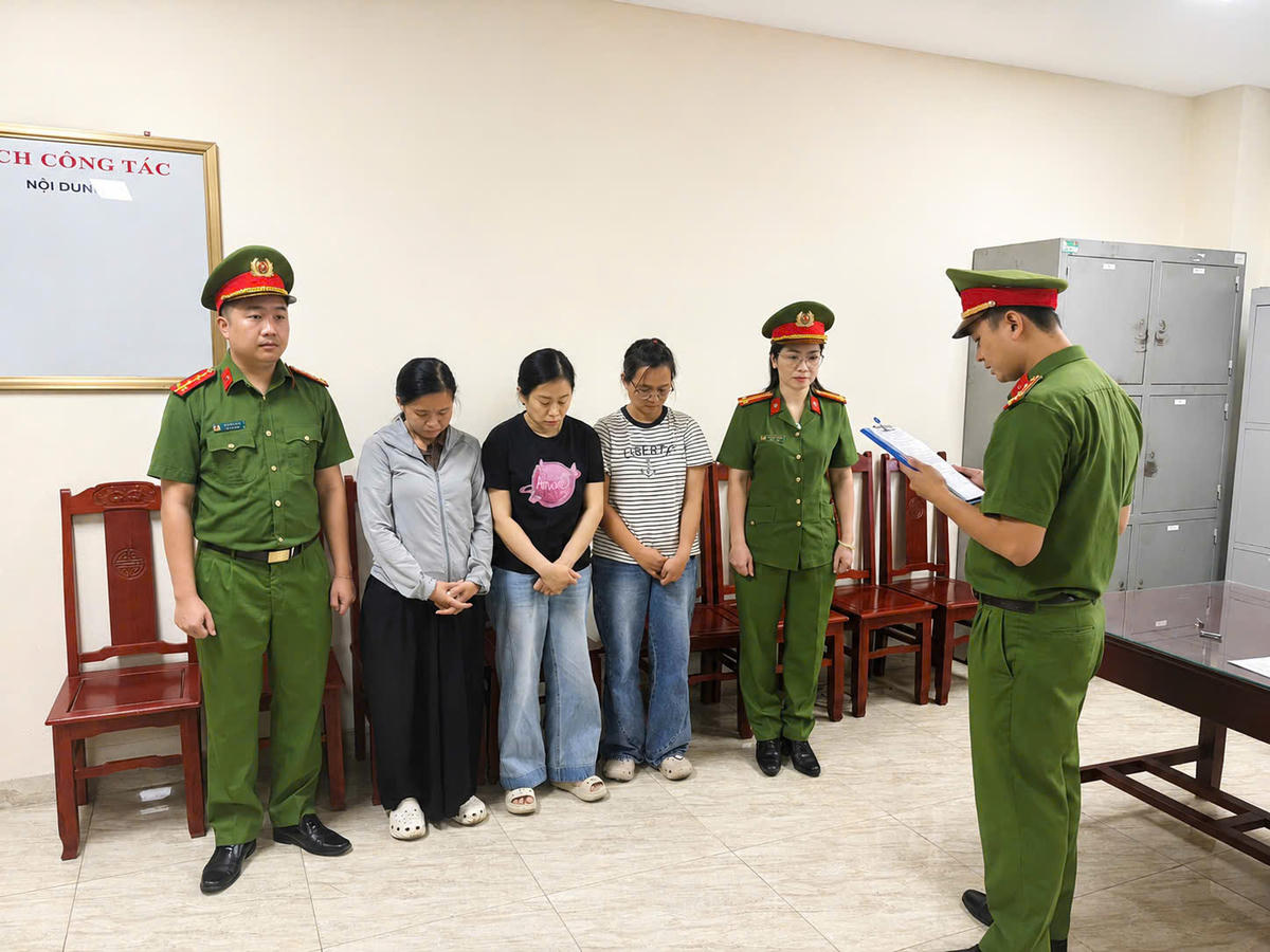 Mai, Tuyết, Ái nghe Công an đọc lệnh khởi tố, cấm đi khỏi nơi cư trú. Ảnh: CATH